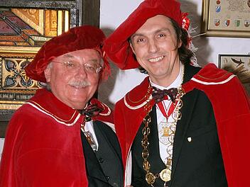 Siegfried Mayer  (rechts) ist neuer Großmeyster der  Rytterschaft zum Goldenen Turm zu Cranaha  und damit Nachfolger von Helmut Zuber. Foto:  Thron