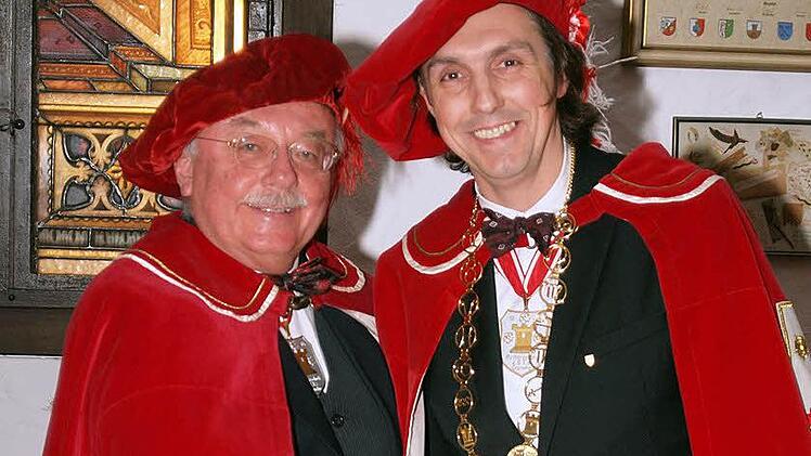 Siegfried Mayer  (rechts) ist neuer Großmeyster der  Rytterschaft zum Goldenen Turm zu Cranaha  und damit Nachfolger von Helmut Zuber. Foto:  Thron