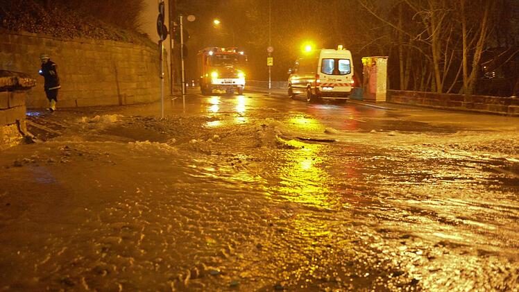Die Schweinfurter Straße nach dem Wasserrohrbruch. Foto: Ronald Rinklef