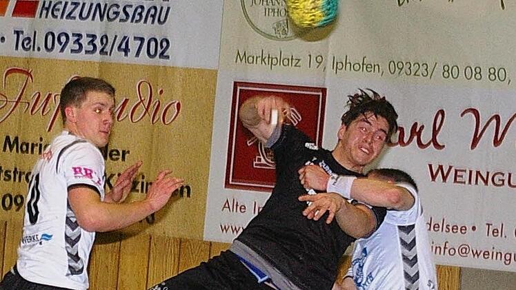 Maximilian Häckner (TSV Rödelsee) wird von einem Fürstenfeldbrucker in Gewahrsam genommen. Heute soll in Rothenburger ein Befreiungsschlag des Tabellenführers erfolgen. Foto: Krumpholz