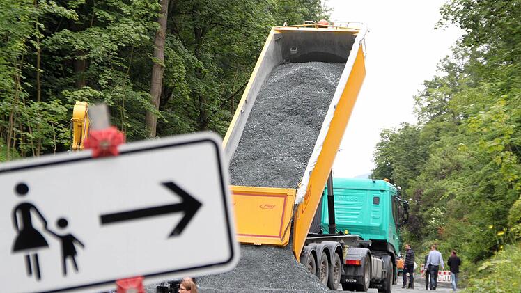 Laufend liefern Kipplaster Untergrundmaterial an. Das Terrain wird an manchen Stellen um fast drei Meter angehoben.