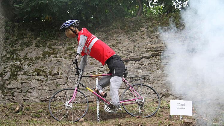 Der Ferienhof Geyer hat das Thema "Doping" thematisiert. Und mit Rauch startete der mit Schübel-Bier gedopte Radler, erklären Alwin und Karin Geyer.