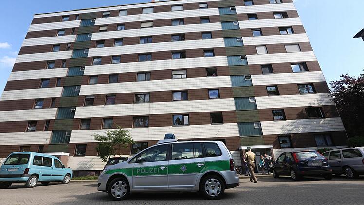 Die Wohnung, in der der Mord geschah. Am Samstagmorgen (24.05.2014) ereignete sich in Oberasbach (Lkr. Fuerth) in einem Mehrfamlienhaus ein schreckliches Familiendrama. Ein 31-Jaehriger erstatt seinen fuenfjaehrigen Sohn, der bei ihm zu Besuch war, und informierte anschliessend die Polizei. Die 26-jaehrige, vom Vater getrennt lebende Mutter, wurde von der Polizei informiert und eilte zum Ungluecksort, wo sie zusammenbrach. Zu den Motiven der Tat schweigt der Vater. Foto: News5 / Herse