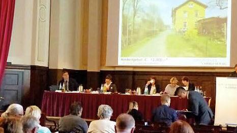 Die Auktion in Berlin war gut besucht. Im Hintergrund ist das Trebgaster Bahnhofsgebäude auf der Leinwand abgebildet.