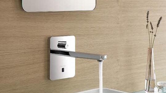 Hygienisch, reinigungsfreundlich, sparsam und barrierearm: Elektronische Lösungen, die bereits auf bloße Annäherung reagieren und das Wasser mit Hilfe von Sensoren berührungslos fließen lassen, sind laut Vereinigung Deutsche Sanitärwirtschaft (VDS) in Privatbädern zunehmend beliebt. Foto: Vereinigung Deutsche Sanitärwirtschaft (VDS)/Kludi