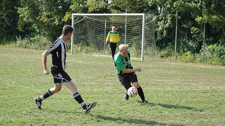 Szene aus dem Spiel der SG Albertshausen (in Schwarz-weiß) gegen die SG Oberbach (2:1). Foto: Sebastian Schmitt