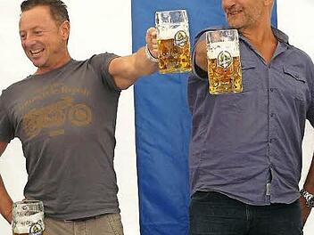 Maßkrug-Stemmen: Wer hält sein Krug am längsten? Friedrich Oertel (links) war nach 4.45 Minuten der Sieger, denn Benno Bauß (rechts) stellte nach 3.45 Minuten ab. Foto: Klaus-Peter Wulf