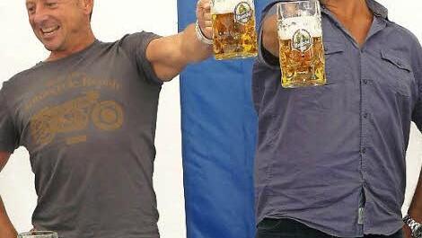 Maßkrug-Stemmen: Wer hält sein Krug am längsten? Friedrich Oertel (links) war nach 4.45 Minuten der Sieger, denn Benno Bauß (rechts) stellte nach 3.45 Minuten ab. Foto: Klaus-Peter Wulf