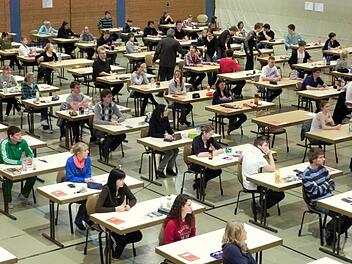 In Mathe und Deutsch muss jeder angehende Abiturient verplichtend ran, dazu wird ein drittes Fach gewählt, das schriftlich geprüft wird. Die Kolloquien runden die "Wochen der Wahrheit" nach den Pfingsferien ab.  Foto: Archiv