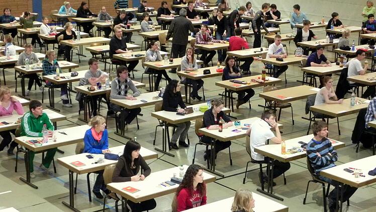 In Mathe und Deutsch muss jeder angehende Abiturient verplichtend ran, dazu wird ein drittes Fach gewählt, das schriftlich geprüft wird. Die Kolloquien runden die "Wochen der Wahrheit" nach den Pfingsferien ab.  Foto: Archiv