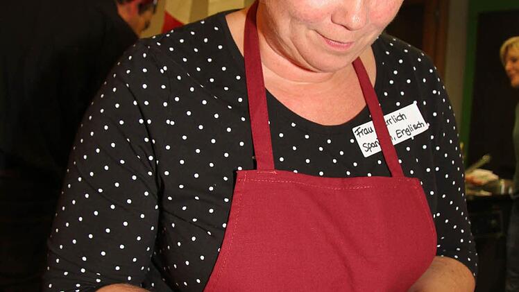 Elisabeth Nerrlich war für die Deko zuständig. Während die anderen kochten, schnitzte sie aus Tomaten Rosen. Foto: Sonny Adam