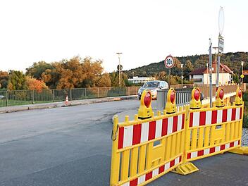 Jeden Abend, wenn die Bauarbeiter die Baustelle in Michelau verlassen haben, kann man Autofahrer beobachten, die die Sperrschilder offenbar als Vorschlag ansehen. Foto: Popp
