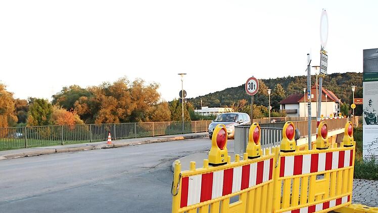 Jeden Abend, wenn die Bauarbeiter die Baustelle in Michelau verlassen haben, kann man Autofahrer beobachten, die die Sperrschilder offenbar als Vorschlag ansehen. Foto: Popp