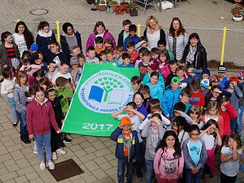 Stolz auf die Umweltfahne sind Sch&uuml;ler und Lehrer der Grundschule in Ludwigsstadt. Foto: Grundschule Ludwigsstadt