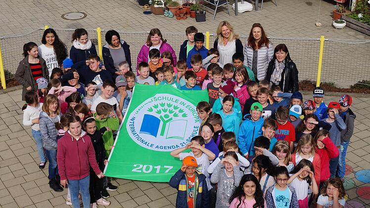 Stolz auf die Umweltfahne sind Sch&uuml;ler und Lehrer der Grundschule in Ludwigsstadt. Foto: Grundschule Ludwigsstadt