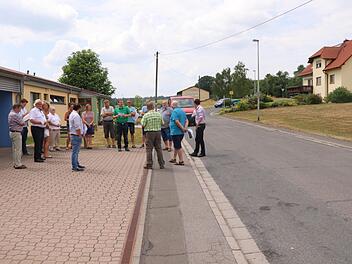 In diesem Bereich vor dem Eingang des Kindergartens Maroldsweisach sollen künftig nur Busse halten dürfen. Auf der Straßenseite gegenüber soll ein zeitlich beschränktes absolutes Halteverbot angeordnet werden. Bürgermeister Wolfram Thein (Mitte, grünes T-Shirt) besprach das mit dem Bauausschuss.Helmut Will