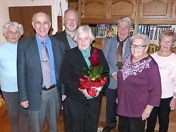 Johanna Hoffmann im Kreise der Gratulanten Foto: Klaus-Peter Wulf