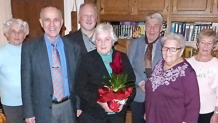 Johanna Hoffmann im Kreise der Gratulanten Foto: Klaus-Peter Wulf