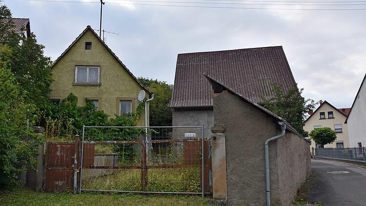 In Buch sollen das Haus und die alte Schmiede an der Oberen Gasse abgerissen und eine neue, einfache Lagerhalle für die Dorfgemeinschaft errichtet werden. Dann könnte auch die Straße etwas verbreitert werden.