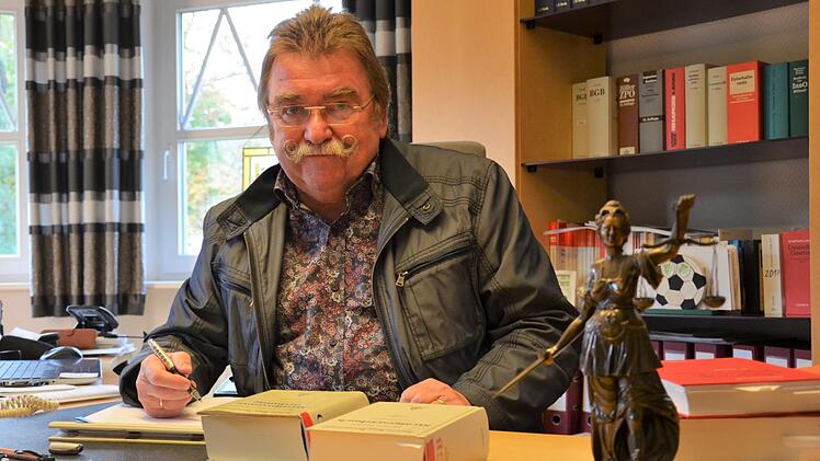 Josef Geiger ist seit 36 Jahren in Kronach als Strafverteidiger t&auml;tig und hat es laut eigener Aussage im Gef&uuml;hl, wenn er angelogen wird. Foto: Sandra Hackenberg