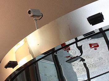 Eine Videokamera direkt am Eingang der Sparkasse in Höchstadt.  Fotos: Sabine Herteux