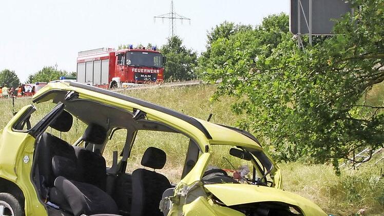 Ein Frau und ihr Enkel verletzten sich am Dienstag schwer, als dieser Kleinwagen von der A73 abkam und sich zwei Mal überschlug. Foto: Roepert