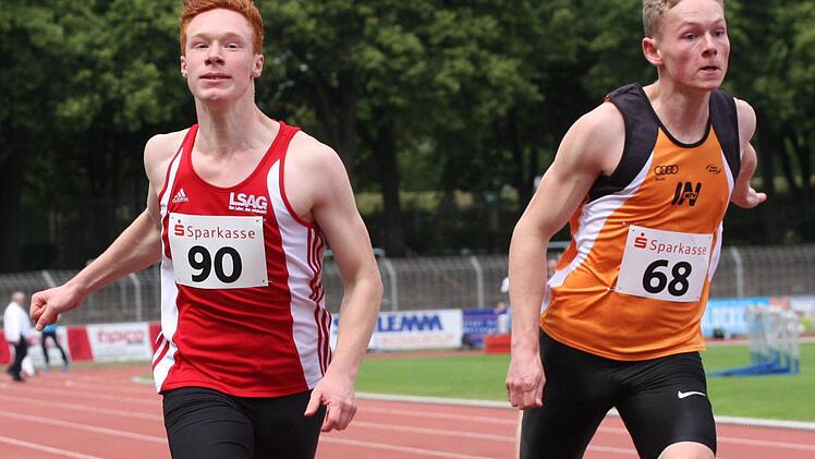 Bezirksrekord wackelt: Nick Przeliorz (links) vom TSV Münnerstadt setzte sich im bayerischen Duell gegen Luis Windpassinger (MTV Ingolstadt) durch und sprintete die 100 Meter erstmals unter elf Sekunden.  Fotos: Reinhold Nürnberger (2)