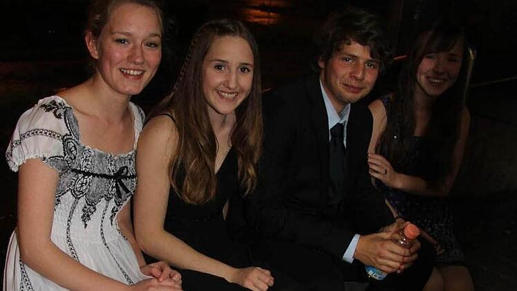 Die Abiturienten sitzen gerne auch mal draußen an der frischen Luft. Foto: Sonja Adam