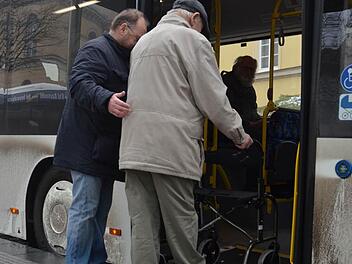 Mobilitätspaten sollen künftig Senioren begleiten, die den Umgang mit Hilfsmitteln wie einem Rollator lernen wollen. Eine entsprechende Ausbildung bietet die Awo an. Foto: Fachstelle für pflegende Angehörige