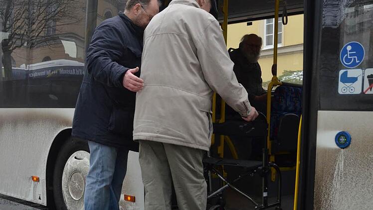 Mobilitätspaten sollen künftig Senioren begleiten, die den Umgang mit Hilfsmitteln wie einem Rollator lernen wollen. Eine entsprechende Ausbildung bietet die Awo an. Foto: Fachstelle für pflegende Angehörige