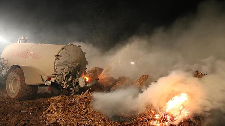 Eindrücke vom Brand in Haard in der Nacht auf Sonntag. Foto: Ralf Ruppert