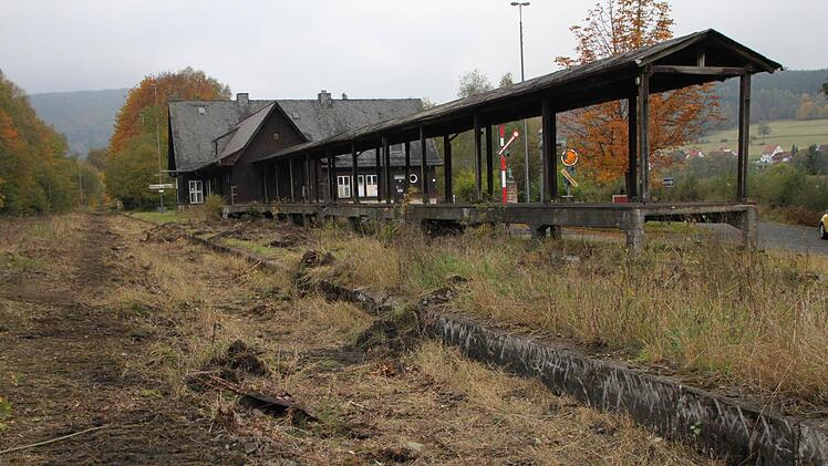 Der Bahnhof Wildflecken liegt ohne Schienen da. Foto: Ulrike Müller