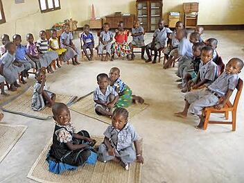 Diese fröhlichen Kinder besuchen den Kindergarten in Uomboni. Sie sind dankbar für die Hilfe durch die dortige Pfarrei St. Paul und durch den "Freundeskreis Pater Klaus" aus dem Landkreis Haßberge.  Repro: mw