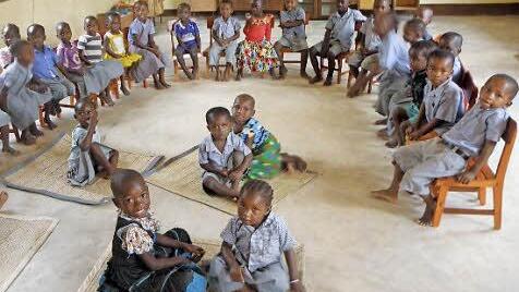 Diese fröhlichen Kinder besuchen den Kindergarten in Uomboni. Sie sind dankbar für die Hilfe durch die dortige Pfarrei St. Paul und durch den "Freundeskreis Pater Klaus" aus dem Landkreis Haßberge.  Repro: mw