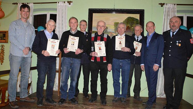 Ehrungen für langjährige Mitglieder (von links) Vorsitzender Gunnar Tuchbreiter, Ernst Kunert, Werner Köberlein, KBM Klaus Wüscher, Julian Warmuth, Egid Vogler, Günther Brux, Bürgermeister Karlheinz Kickuth und Kommandant Thomas Schipper.  Foto: Annette Warmuth