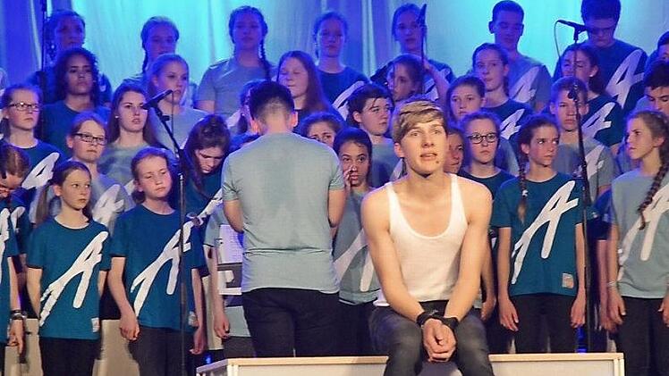 Auch im Gefängnis glaubt Josef (Noah Fiedler) an Gott und sucht seine Nähe im Gebet.  Foto: Karl-Heinz Hofmann