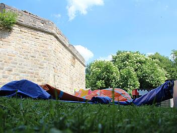 Noch ist keine Luft in den Hüpfburgen. Das wird sich aber bis Freitag, 13 Uhr ändern. Ab dann kann im Stadtpark gehüpft werden. Foto: Jennifer Hauser