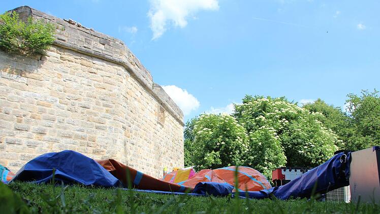 Noch ist keine Luft in den Hüpfburgen. Das wird sich aber bis Freitag, 13 Uhr ändern. Ab dann kann im Stadtpark gehüpft werden. Foto: Jennifer Hauser