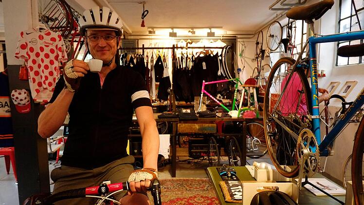 Alex kommt als leidenschaftlicher Rennradfahrer gerne ins Eddy auf einen Espresso. Foto: Nikolas Pelke