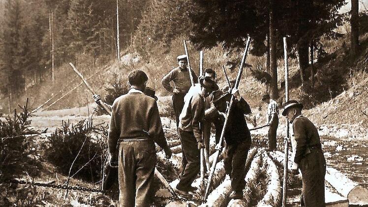 In den Morgenstunden zimmerten die Flößer ihre Kuppeln zusammen (links). In rasanter Fahrt steuerten die Flößer schließlich auf der Grümpel ihre Kuppeln an Wilhelmsthal vorbei, dann in Richtung Friesen.  Repros: Gerd Fleischmann