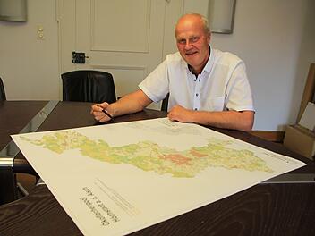 Wenn es darum geht, wie sich die Stadt weiterentwickeln kann, greift Bürgermeister Gerald Brehm auch zum Ökoflächenplan.  Foto: Andreas Dorsch