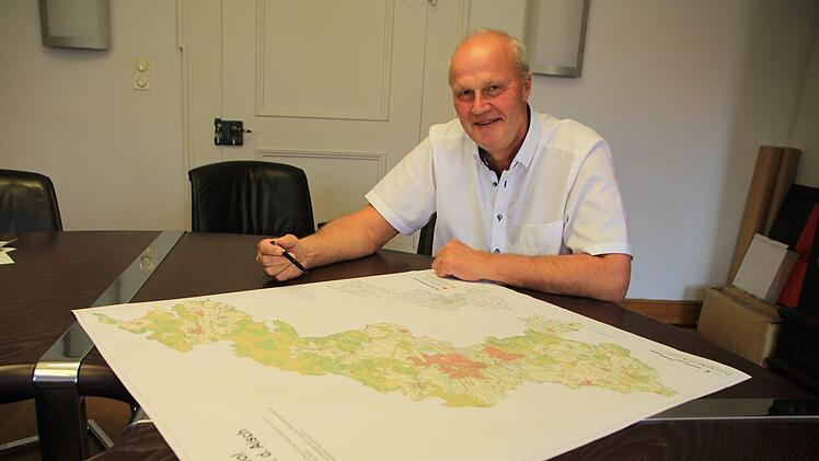 Wenn es darum geht, wie sich die Stadt weiterentwickeln kann, greift Bürgermeister Gerald Brehm auch zum Ökoflächenplan.  Foto: Andreas Dorsch