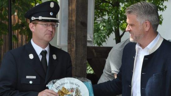 Einen Erinnerungsteller mit dem bayerischen Wappen hatte Landtagsabgeordneter Steffen Vogel (rechts) für Kommandant Betz dabei.Simon Albrecht