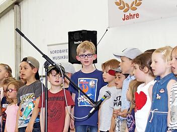 Musikalische Grüße überbrachten den Teilnehmern des Dekanatsseniorentags die Kinder aus der Kindertagesstätte Sankt Josef Kirchaich.