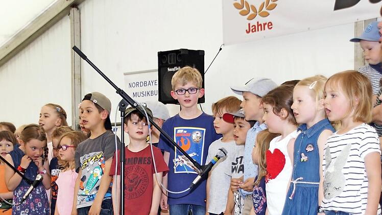 Musikalische Grüße überbrachten den Teilnehmern des Dekanatsseniorentags die Kinder aus der Kindertagesstätte Sankt Josef Kirchaich.