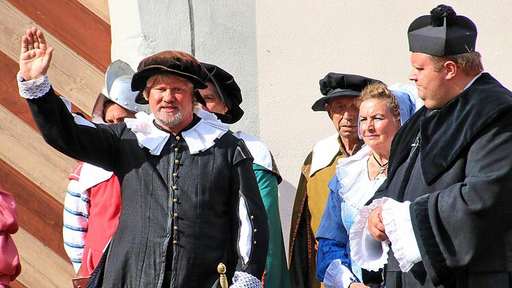 Rudi Rippstein (links) als Bürgermeister und Andreas Trägner (rechts) als  Pfarrherr sind in diesen Rollen neu im Heimatsspiel-Team. Foto: Dieter  Britz