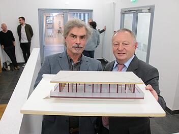 Architekt Christian Teichmann (links) und Landrat Thomas Bold stellten im Kreisausschuss das Modell der Musterwohnung vor. Das Original ist gut 18 Meter breit und besteht aus drei Teilen, die erst in der Maxstraße aufgestellt und später aufs ehemalige Telekom-Gebäude gehoben werden. Fotos: Ralf Ruppert