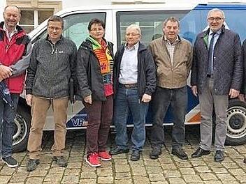 Das neue Bürgerbusfahrer-Team der Marktgemeinde Heiligenstadt mit Bürgermeister Helmut Krämer (Zweiter von rechts), dem ausscheidenden Fahrer Friedrich Stadter (rechts) und dem neuen Fahrer, Ullrich Reitz (Zweiter von links), vor dem Heiligenstädter Bürgerbus Foto: privat