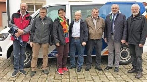 Das neue Bürgerbusfahrer-Team der Marktgemeinde Heiligenstadt mit Bürgermeister Helmut Krämer (Zweiter von rechts), dem ausscheidenden Fahrer Friedrich Stadter (rechts) und dem neuen Fahrer, Ullrich Reitz (Zweiter von links), vor dem Heiligenstädter Bürgerbus Foto: privat