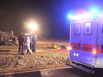 Nach dem Verkehrsunfall blieb das Auto des 18-Jährigen in einem Acker auf dem Dach liegen. Der junge Mann musste von der Feuerwehr aus dem Auto befreit werden.  Fotos: Michael Will